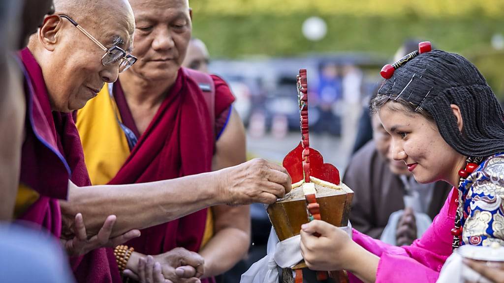 Mit einer kleinen Willkommenszeremonie wird der 14. Dalai Lama vor dem Hoteleingang empfangen.