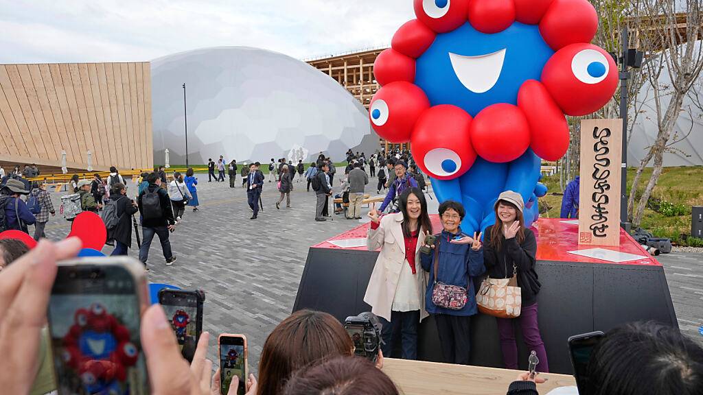Besucherinnen und Besucher am Eröffnungstag der Osaka Expo 2025. Foto: Hiro Komae/AP/dpa