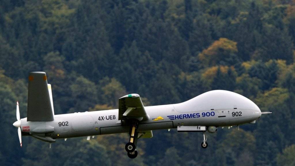 Eine Drohne des Typs Hermes 900 auf einem Testflug. Die Eidgenössische Finanzkontrolle hat den Kauf von sechs Drohnen dieses Typs unter die Lupe genommen. (Archiv)