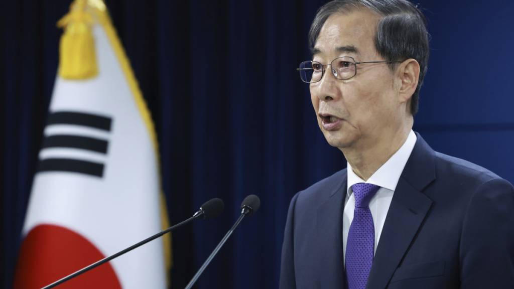 ARCHIV - Der damalige Übergangspräsident Han Duck-soo spricht während einer Pressekonferenz im Regierungskomplex. Nun ist der 76-Jährige zu 23 Jahren Gefängnis verurteilt worden. Foto: Hong Hae-in/Yonhap/dpa