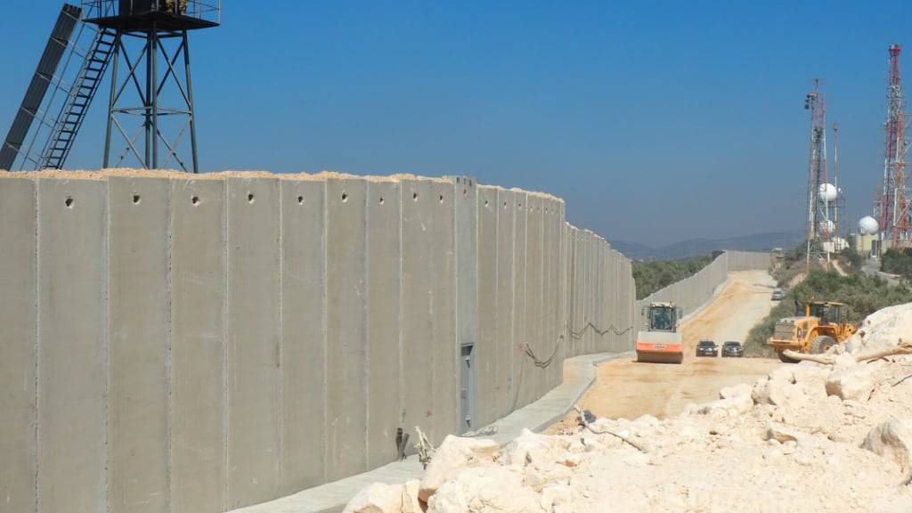 ARCHIV - 05.09.2018, Israel, Rosch Hanikra: Israel baut im Jahr 2018 eine neun Meter hohe Sperranlage an der Grenze zum Libanon aus Angst vor Anschlägen der libanesischen Schiiten-Miliz Hisbollah. Foto: Stefanie Järkel/dpa