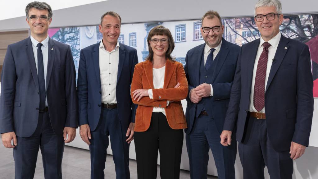 Die frisch gewählte Bündner Regierung posiert 2022 für die Kameras. Marcus Caduff (Die Mitte), Martin Bühler (FDP), Carmelia Maissen (Die Mitte) und Peter Peyer (SP) treten 2026 zur Wiederwahl an. Mitte-Mann Jon Domenic Parolini (rechts im Bild) scheidet wegen Amtszeitbeschränkung aus. (Archivbild)