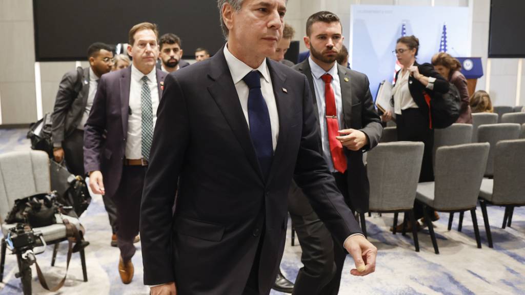 Antony Blinken (vorne), Außenminister der USA, geht während er an einer Pressekonferenz teilnimmt. Blinken ist in Israel, um sich dafür einzusetzen, dass mehr humanitäre Hilfe in den belagerten Gazastreifen gelangen kann. Foto: Jonathan Ernst/Reuters pool/AP/dpa