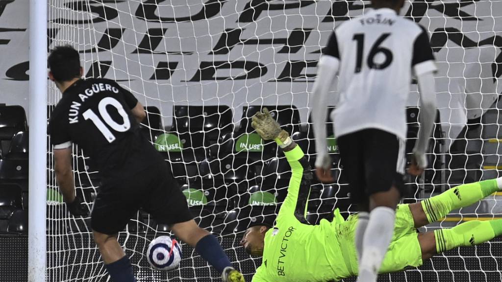 Manchester Citys Sergio Agüero trifft mittels Penalty zum 3:0-Schlussresultat gegen Fulham