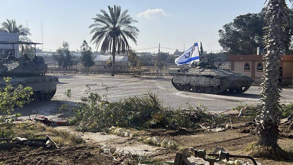 HANDOUT - Ein Panzer mit einer israelischen Flagge, der in den Gazastreifen am Grenzübergang Rafah einfährt. Foto: Uncredited/Israel Defense Forces/AP/dpa - ACHTUNG: Nur zur redaktionellen Verwendung und nur mit vollständiger Nennung des vorstehenden Credits