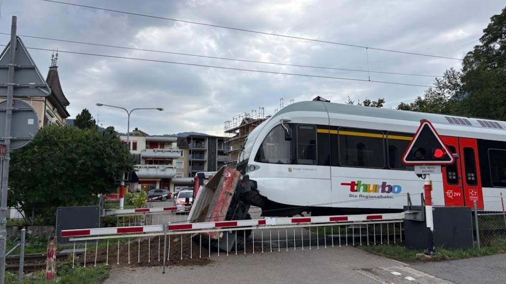 In Neu St. Johann SG übersah ein 47-Jähriger das Wechselblinklicht bei einem Bahnübergang und kollidierte mit einem Zug.