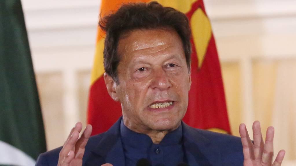 Pakistans Ministerpräsident Imran Khan spricht auf einer Pressekonferenz. Khans Aussagen über den angeblichen Zusammenhang zwischen Frauenkleidung und Vergewaltigungen haben in Pakistan für Entsetzen gesorgt. (Archivaufnahme)