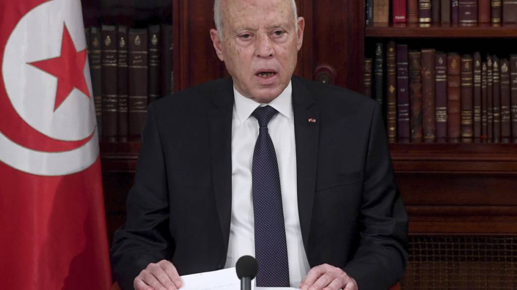 ARCHIV - Kais Saied, Präsident von Tunesien, leitet eine Sicherheitsbesprechung mit Mitgliedern der Armee und der Polizei. Foto: Slim Abid/AP/dpa