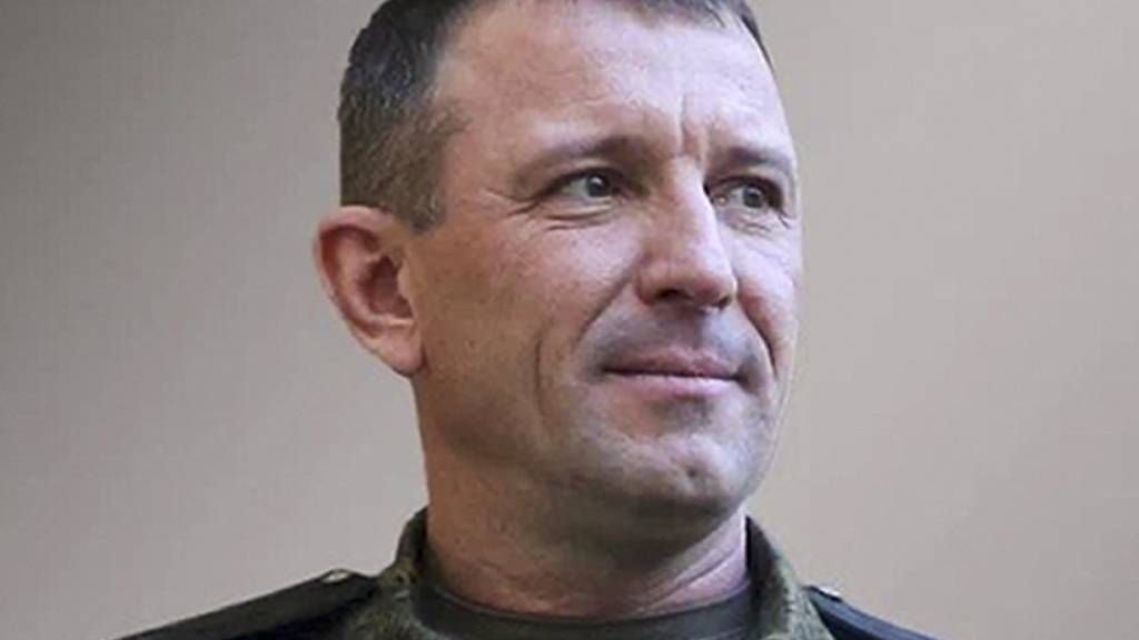 Auf diesem vom Pressedienst des russischen Verteidigungsministeriums am Donnerstag, den 8. Juni 2023, veröffentlichten Foto ist Generalmajor Iwan Popow, Kommandeur der 58. russischen Armee, an einem ungenannten Ort zu sehen. Russlands Militärführung hat Popow dessen Angaben zufolge entlassen. Popow wandte sich in einer am Mittwoch auf dem Telegram-Kanal des Duma-Abgeordneten Guruljow verbreiteten Sprachnachricht an die Soldaten und erklärte, er sei wegen seiner Kritik an der ineffizienten Kriegsführung seines Postens enthoben worden. Foto: Uncredited/Russian Defense Ministry Press Service/AP