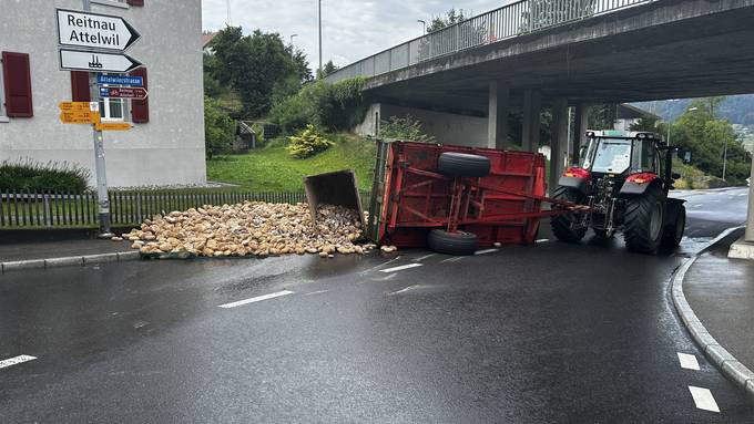 16-Jähriger verunfallt mit Traktor – Brot-Ladung blockiert Strasse