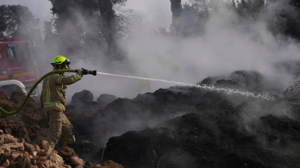 Ein Feuerwehrmann bekämpft einen Waldbrand in der Nähe von Latrun, außerhalb von Jerusalem. Foto: Ohad Zwigenberg/AP/dpa