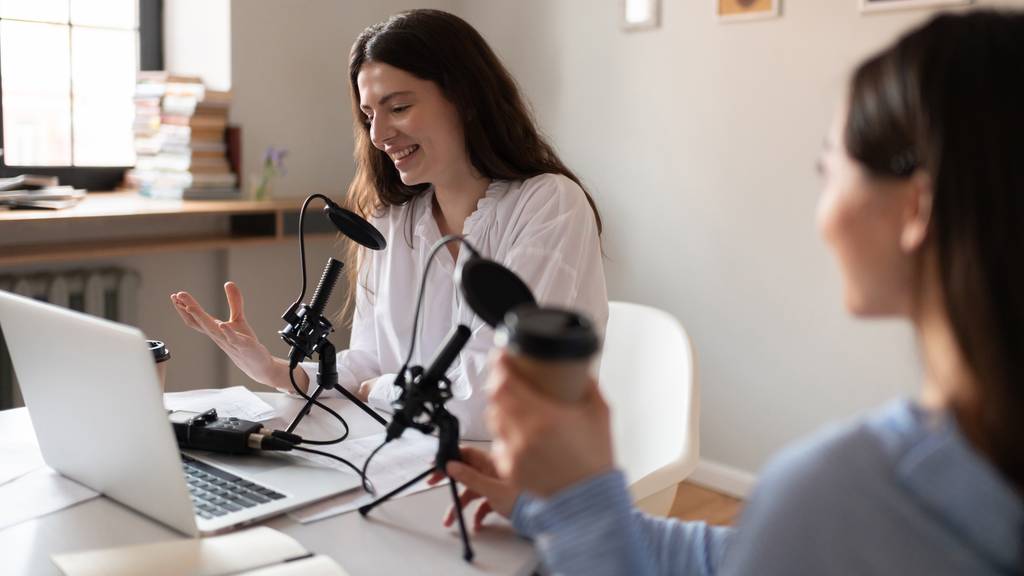 In Podcasts wird über allerlei gesprochen. Auf Spotify, Apple Music und Google-Podcasts gibt es unzählige zu entdecken. 