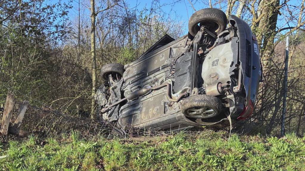Mehrmals überschlagen: In Gontenschwil endet ein misslungenes Überholmanöver glimpflich