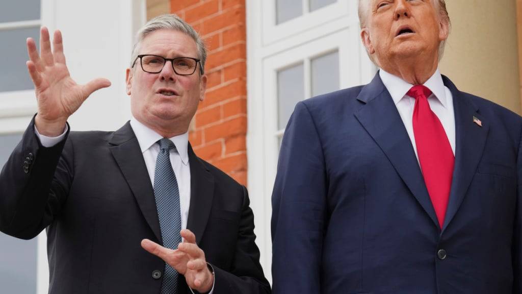 ARCHIV - Präsident Donald Trump, rechts, spricht mit dem britischen Premierminister Keir Starmer während einer offiziellen Begrüßung auf dem Trump Turnberry Golfplatz in Turnberry, Schottland. Foto: Jacquelyn Martin/AP/dpa