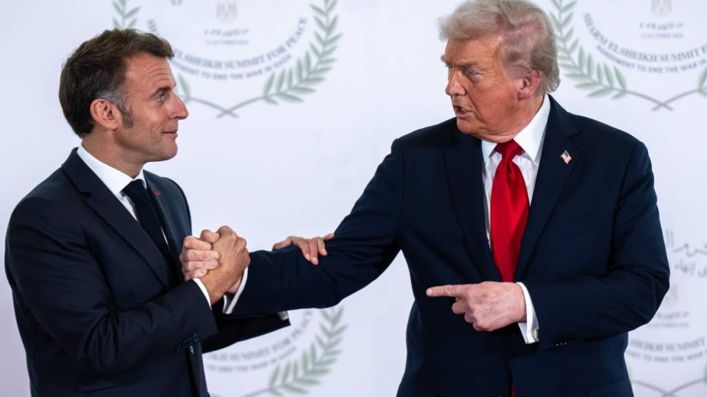 ARCHIV - US-Präsident Donald Trump (r) nimmt neben Emmanuel Macron, Präsident von Frankreich, am Gaza-Gipfel unter Vorsitz von Ägyptens Präsident Al-Sisi teil. Foto: Michael Kappeler/dpa