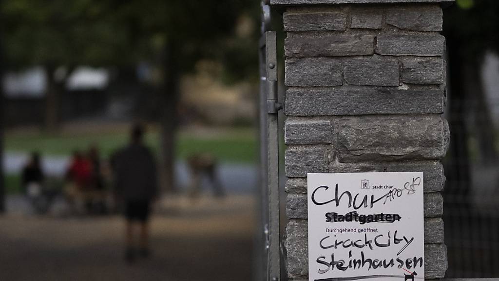 Die offene Drogenszene in Chur spielt sich hauptsächlich im Stadtgarten ab. «Crack City Steinhausen» steht beim Schild des Eingangs.