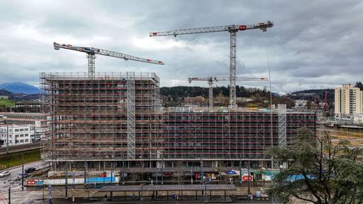 Der Rohbau des neuen Verwaltungsgebäudes am Seetalplatz ist fertig