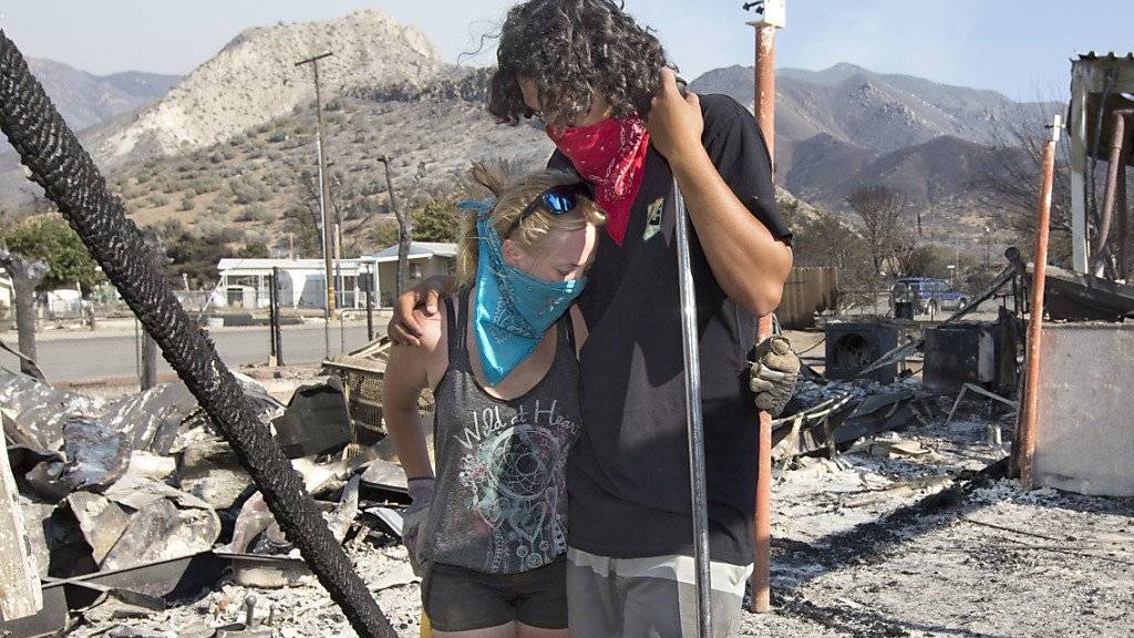 Kalifornien leidet unter den Waldbränden. Dieses Paar steht vor seinem zerstörten Haus.
