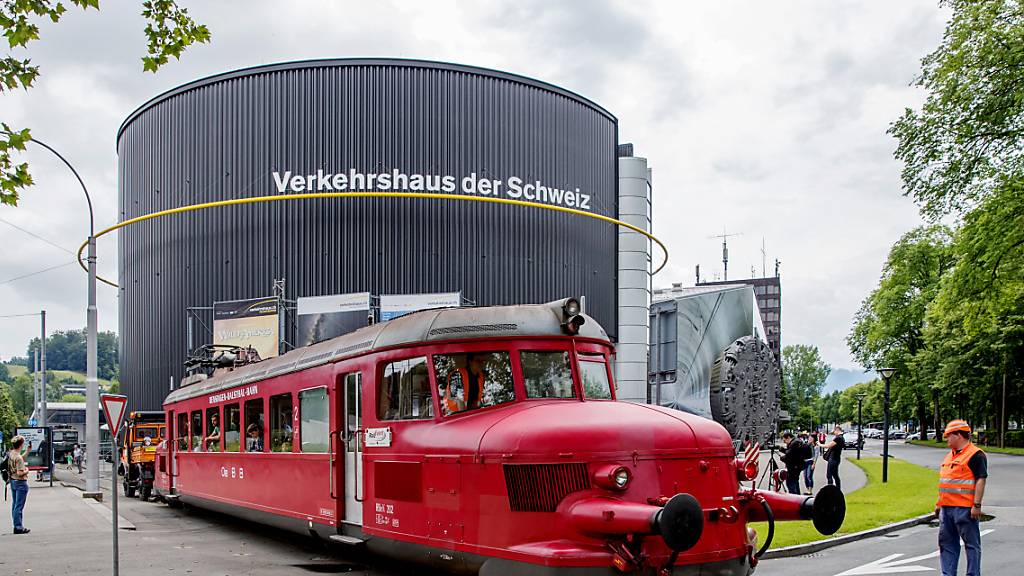Das Büro-Hochhaus hinter dem Verkehrshaus in Luzern soll zu einem Beherbergungsort werden können. (Archivbild)