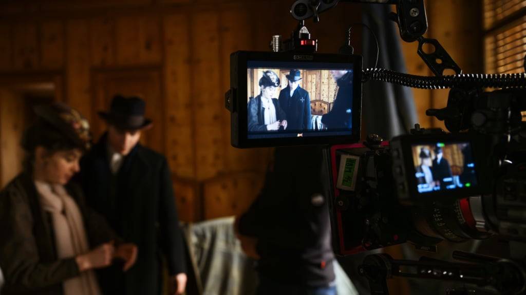 Die SRG finanziert viele Schweizer Filme und Serien mit, so etwa die Serie «Winter Palace» (2024), die erste Schweizer Koproduktion mit Netflix. (Archivbild)