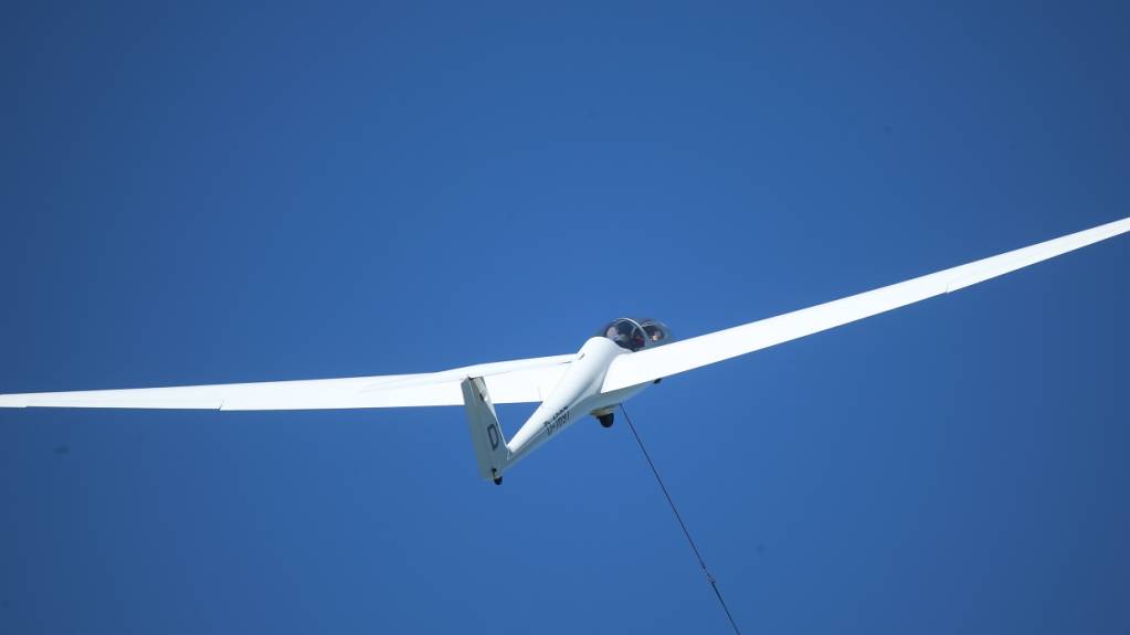 Ein Segelflugzeug und ein Schleppflugzeug stürzten aus zunächst unbekannten Gründen ab. (Themenbild)