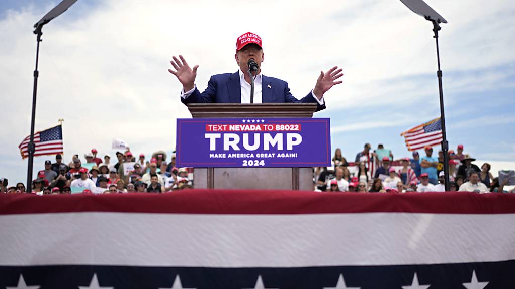 ARCHIV - Der republikanische Präsidentschaftsbewerber und ehemalige US-Präsident Donald Trump  spricht bei einer Wahlkampfveranstaltung. Foto: John Locher/AP/dpa