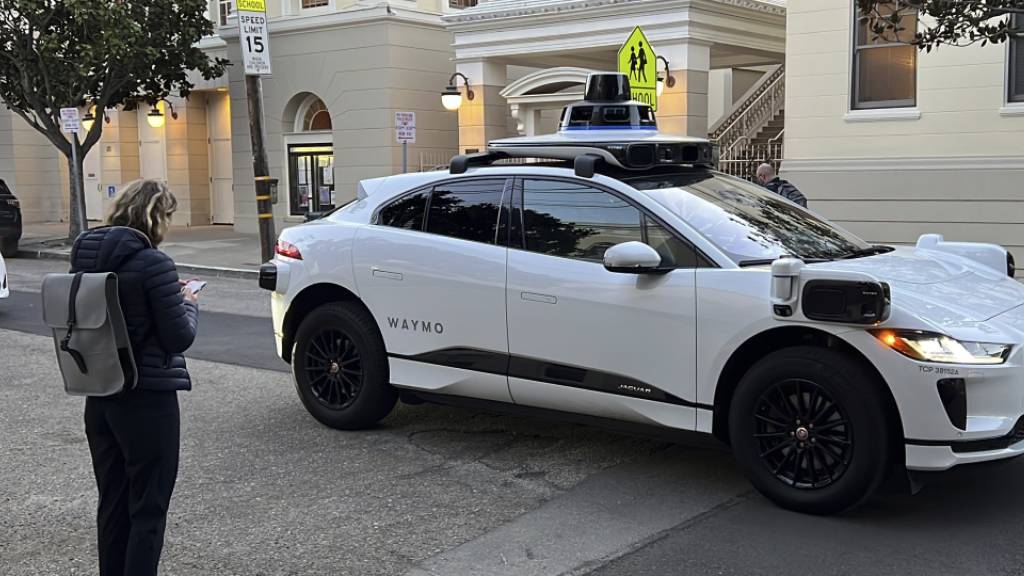 Ein selbstfahrendes Auto der Google-Schwesterfirma Waymo auf einer Strasse in San Francisco im Februar 2023. (Archivbild)