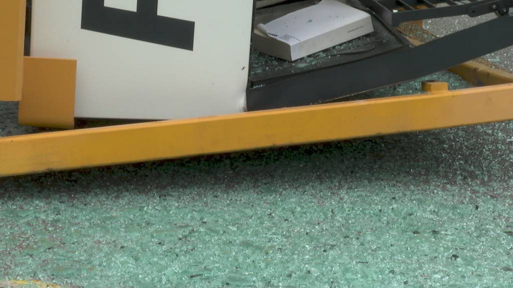 Scharfe Rechtskurve: Ein LKW-Fahrer verliert heute Morgen in Villmergen eine Krankabine