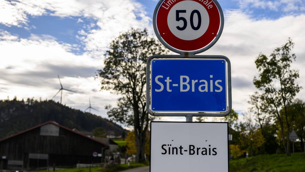 2022 hatte die jurassische Gemeinde St-Brais ihr Ortsschild in Dialekt übersetzt. (Archivbild)