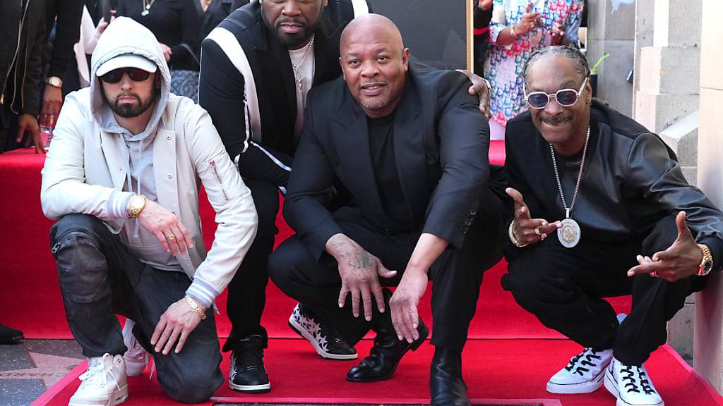 Eminem (l-r), 50 Cent, Dr. Dre und Snoop Dogg, Rapper aus den USA, nehmen an einer Zeremonie teil, bei der Dr. Dre mit einem Stern auf dem Hollywood Walk of Fame geehrt wird. Foto: Jordan Strauss/Invision/AP/dpa
