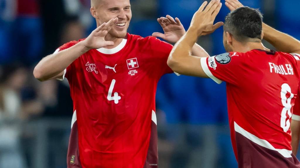 Nico Elvedi (links) jubelt nach seinem Treffer zum 1:0 mit Remo Freuler