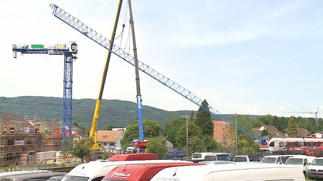 Schinznach-Bad: Baukran stürzt auf Regionalzug