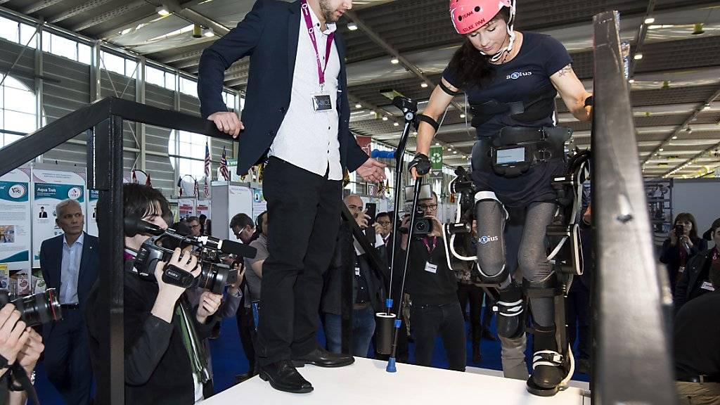 Das von Silke Pan getragene Exoskelett fand an der Genfer Erfinder-Messe viel Aufmerksamkeit.