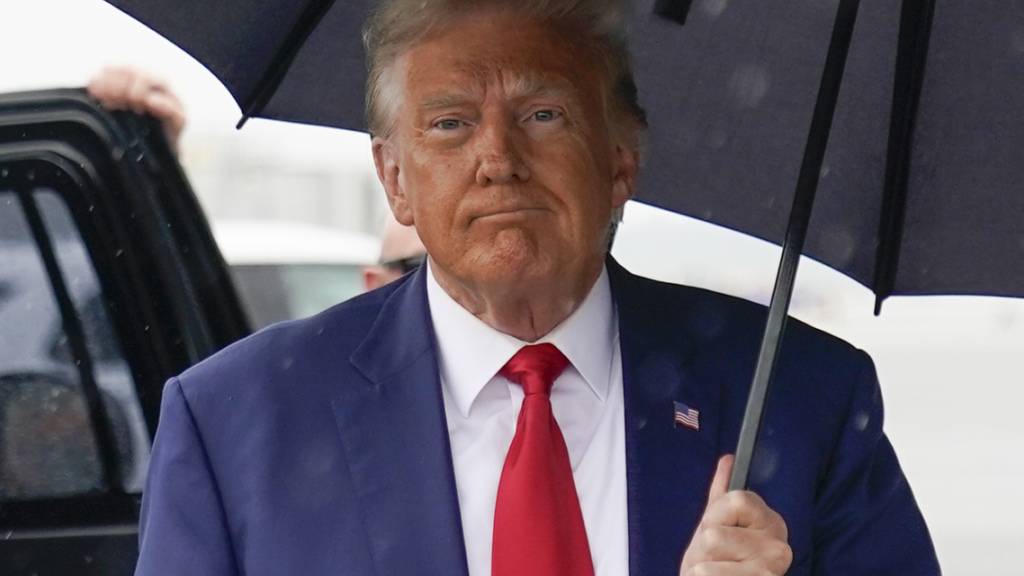 ARCHIV - Donald Trump, ehemaliger Präsident der USA, geht auf Reporter zu, bevor er am Ronald Reagan Washington National Airport sein Flugzeug besteigt. Foto: Alex Brandon/AP/dpa