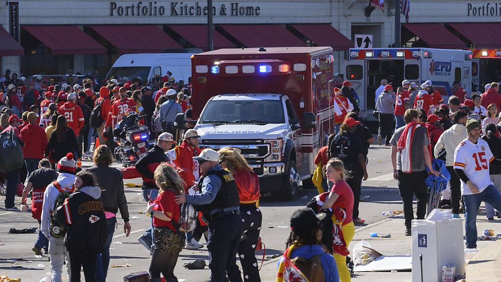 Die Polizei räumt das Gelände nach einem Zwischenfall nach der Siegesparade der Kansas City Chiefs im Einsatz. Die große Parade der Kansas City Chiefs nach ihrem vierten Super-Bowl-Titel ist von einem schweren Zwischenfall überschattet worden. Foto: Reed Hoffmann/AP/dpa
