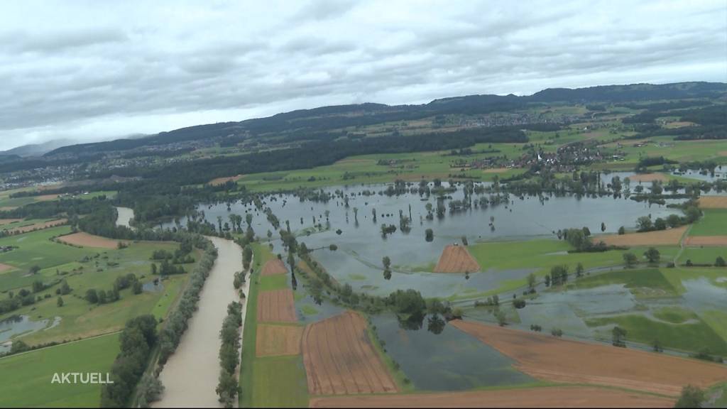 Eindrücklich: So präsentiert sich die Situation an der Reuss aus der Luft