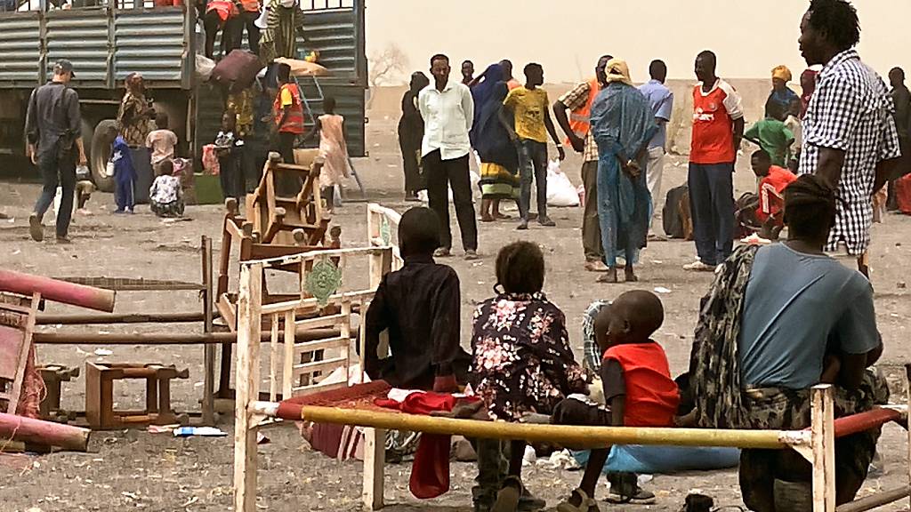 ARCHIV - Flüchtlinge aus dem Sudan warten mit ihrer Habe nahe der südsudanesischen Grenzstadt Renk. Der Machtkampf im Sudan, der seit Mitte April 2023 andauert, hat die nach UN-Angaben weltweit größte Flüchtlingskrise mit rund elf Millionen Geflüchteten ausgelöst. Während viele dieser Menschen innerhalb des Sudans Sicherheit vor den Kämpfen suchen, flohen andere in die Nachbarländer Südsudan oder Tschad. Ein Bericht für den UN-Menschenrechtsrat zeichnet ein düsteres Bild von der Lage im Sudan. (zu dpa: «Bericht zu Menschenrechten im Sudan geht von Kriegsverbrechen aus») Foto: Eva-Maria Krafczyk/dpa
