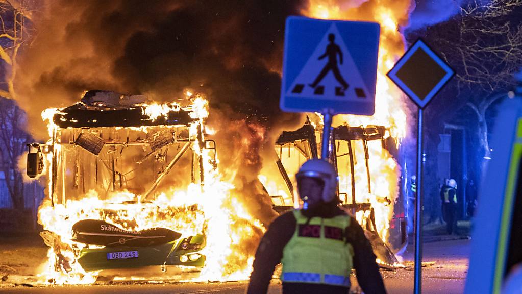 dpatopbilder - In Malmö stand in der Nacht ein Bus in Flammen, nachdem Unbekannte ein brennendes Objekt auf das Fahrzeug warfen. Foto: Johan Nilsson/TT NEWS AGENCY/AP/dpa