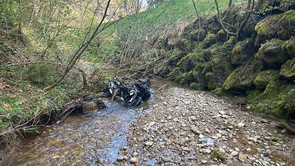 Mann verliert Kontrolle über Motorrad und verletzt sich schwer