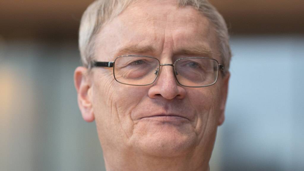 ARCHIV - Der ehemalige Präsident des Bundesnachrichtendienstes (BND), August Hanning, wartet im Marie-Elisabeth-Lüders-Haus in Berlin auf den Beginn der Sitzung des NSU-Untersuchungsausschusses. Foto: Florian Schuh/dpa