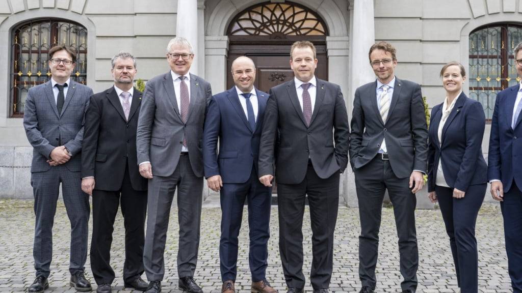 Kanzleidirektor Roman Balli (ganz links) soll Urban Camenzind (dritter von links) im Verwaltungsrat der Energie Uri AG ablösen. (Archivaufnahme)