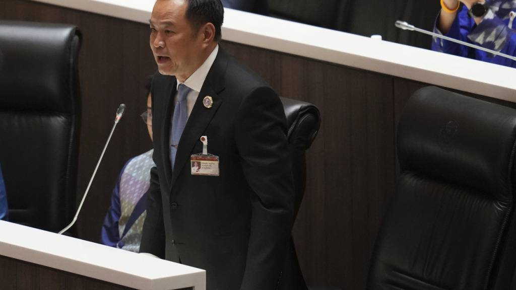 ARCHIV - Anutin Charnvirakul (M) steht während der Abstimmung eines neuen Ministerpräsidenten im September im Parlament. Nun hat er einen Antrag auf Auflösung des Repräsentantenhauses gestellt. (Archivfoto) Foto: Sakchai Lalit/AP/dpa