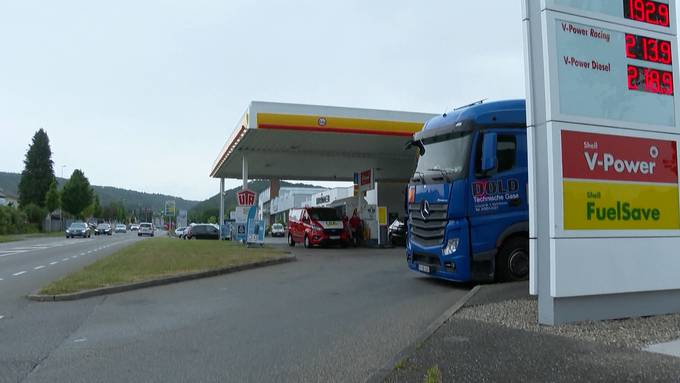 Aargauer stürmen deutsche Tankstellen