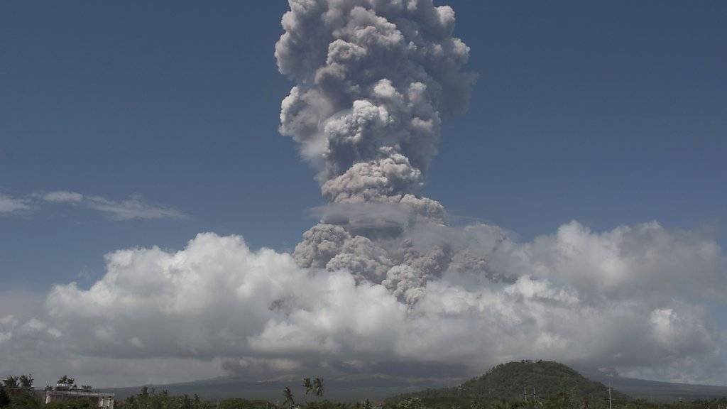 Vorbote eines drohenden Ausbruchs: Eine kilometerhohe Aschewolke steht über dem Vulkan Mayon auf den Philippinen.