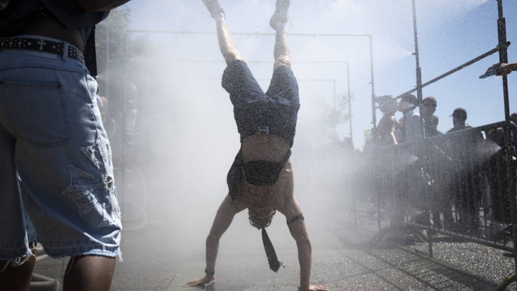 Die Sprühnebel-Anlagen an der Street Parade werden rege benutzt.