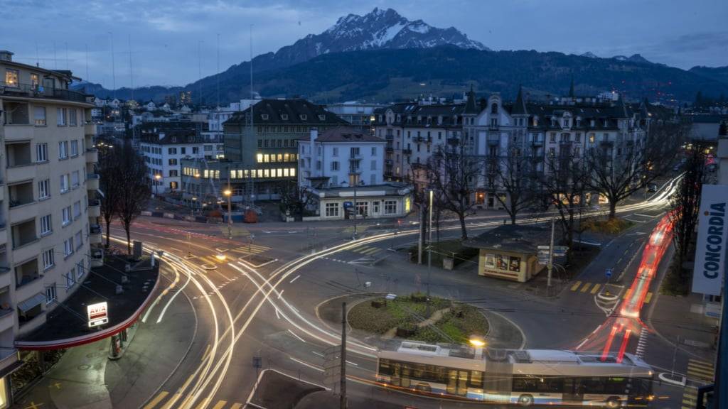 Im Kanton Luzern soll für den Strassenverkehr und den öffentlichen Verkehr genügend Geld zur Verfügung stehen. (Archivaufnahme des Bundesplatzes in Luzern)