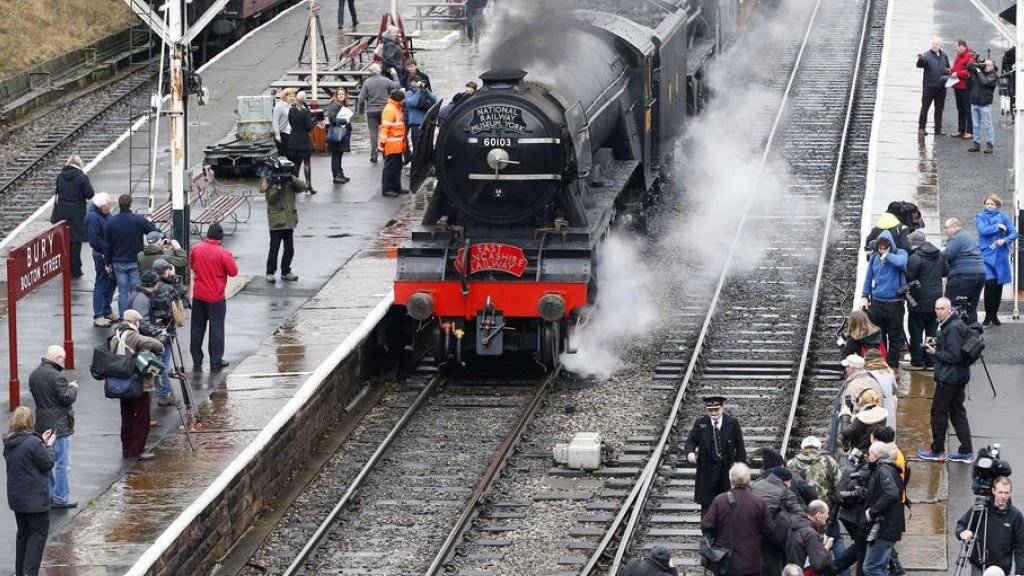Die legendäre Dampflokomotive "Flying Scotsman am Freitag vor begeisterten Fans im englischen Ort Bury.