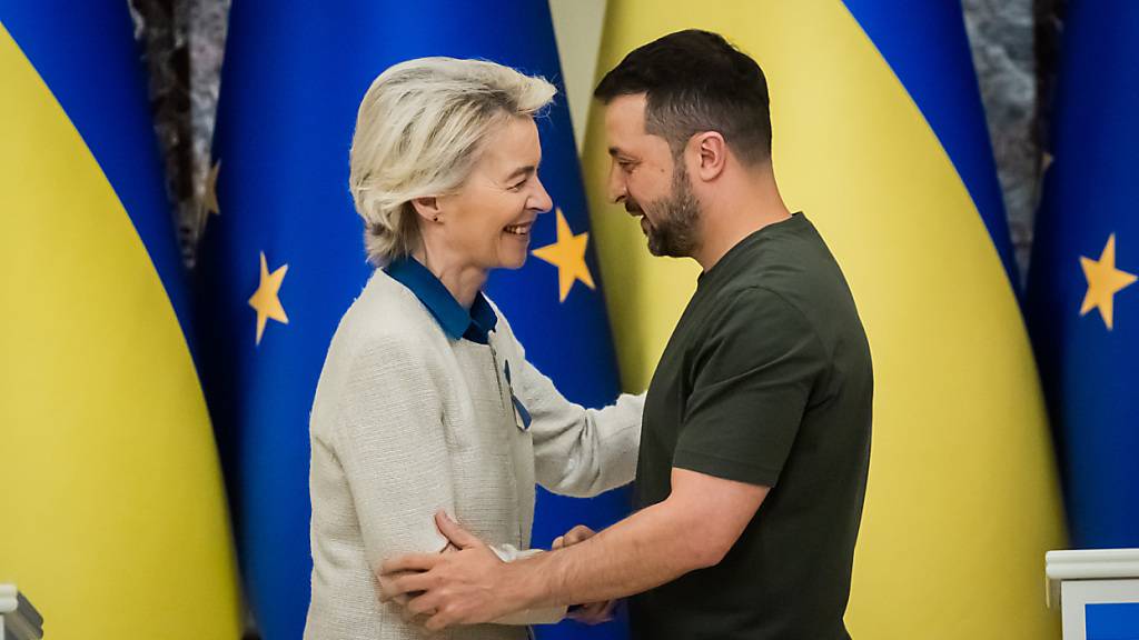 Ursula von der Leyen (CDU), Präsidentin der Europäischen Kommission, und Wolodymyr Selenskyj, Präsident der Ukraine, schütteln sich die Hand. Foto: Christoph Soeder/dpa Pool/dpa