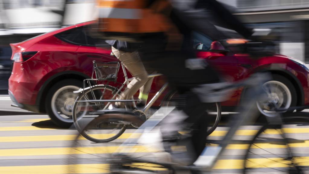 Mehr Platz für Velos, weniger für Autos: Das Stadtzürcher Parlament stand einer entsprechenden Initiative wohlwollend gegenüber.  (Symbolbild)