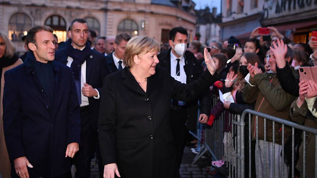 dpatopbilder - Die geschäftsführende deutsche Bundeskanzlerin Angela Merkel (CDU) in Begleitung von Frankreichs Präsident Emmanuel Macron. Foto: Philippe Desmazes/AFP POOL/AP/dpa
